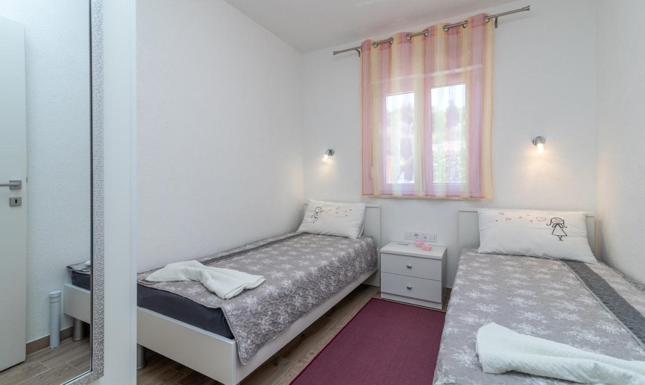 Apartment Gagula With Jacuzzi Трогир Экстерьер фото