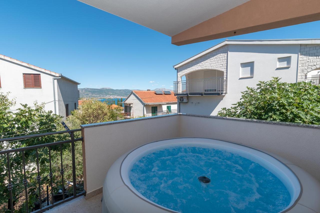 Apartment Gagula With Jacuzzi Трогир Экстерьер фото