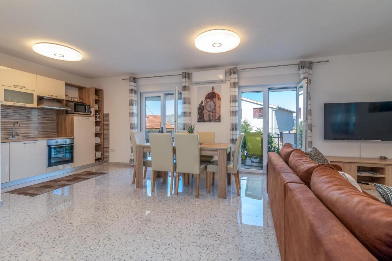 Apartment Gagula With Jacuzzi Трогир Экстерьер фото