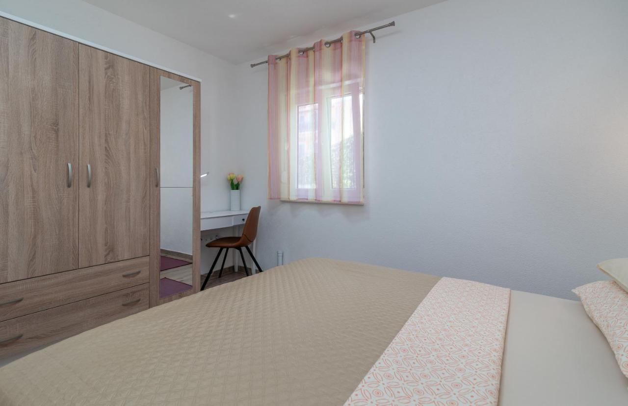Apartment Gagula With Jacuzzi Трогир Экстерьер фото