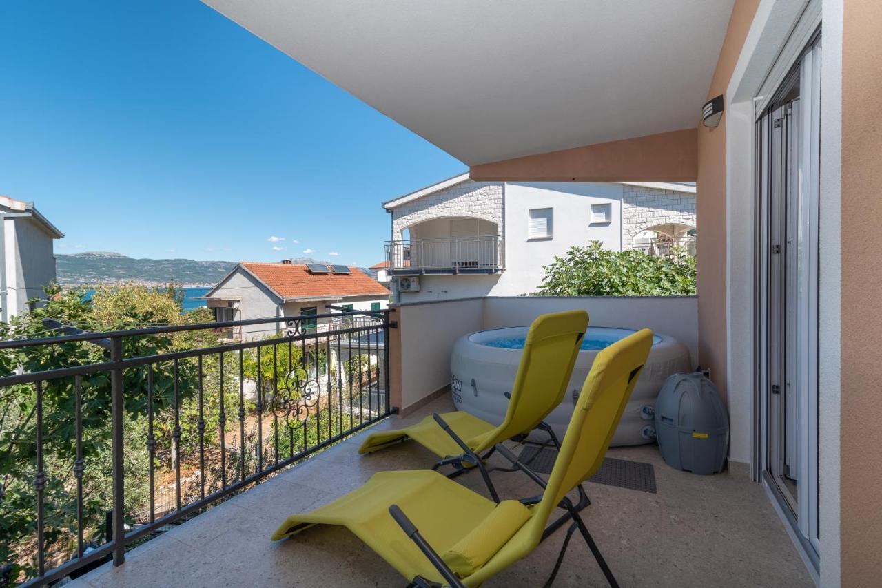Apartment Gagula With Jacuzzi Трогир Экстерьер фото