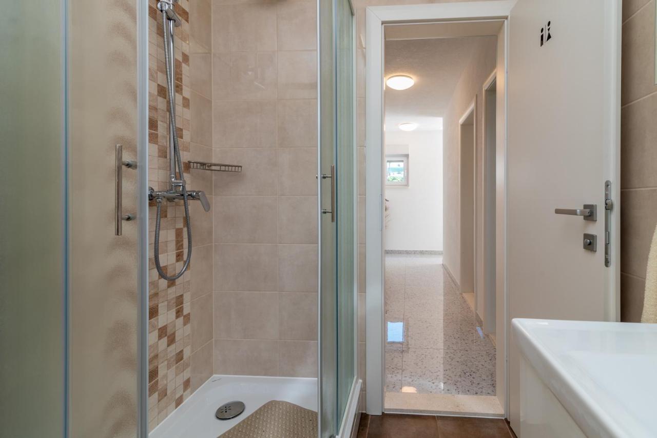 Apartment Gagula With Jacuzzi Трогир Экстерьер фото