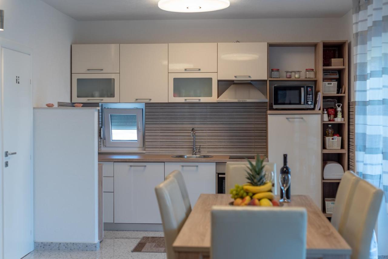 Apartment Gagula With Jacuzzi Трогир Экстерьер фото