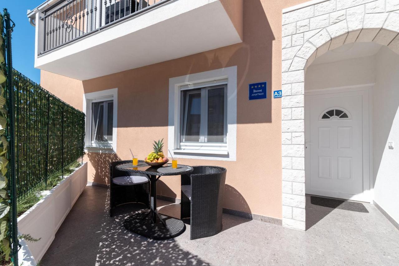 Apartment Gagula With Jacuzzi Трогир Экстерьер фото